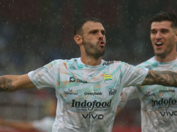 Persib raih kemenangan dari Arema dengan susah payah