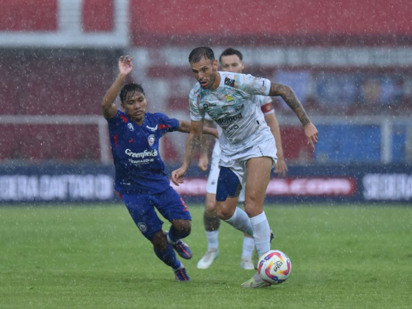 Tyronne del Pino cetak brace untuk kemenangan Persib atas Arema 3-1