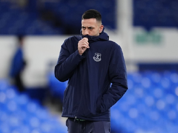 Everton sedang tidak diperkuat oleh Dwight McNeil
