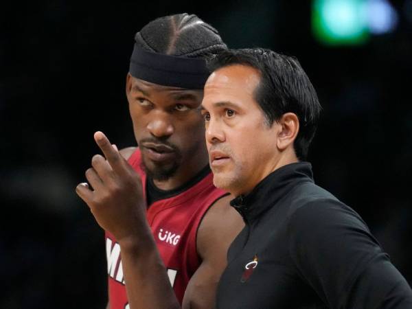 Jimmy Butler (kiri) dan pelatih Heat Erik Spoelstra. (Foto: AP)