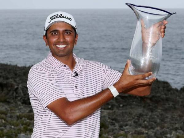 Sudarshan Yellamaraju berpose dengan trofi Bahama Greater Abaco Classic. (Foto: Golf Digest)