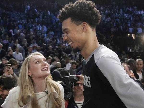 Center San Antonio Spurs Victor Wembanyama (kanan) berbicara dengan pemain WNBA Cameron Brink setelah pertandingan bola basket NBA Paris Games 2025. (Foto: AP)
