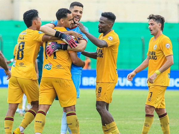 Pemain Semen Padang FC merayakan kemenangan di kandang PSS Sleman