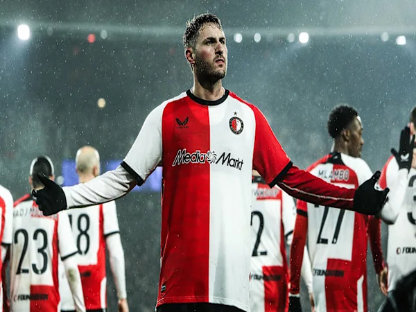 AC Milan masih berupaya mengejar tanda tangan striker tajam Feyenoord yaitu Santiago Gimenez, jelang ditutupnya bursa transfer musim dingin 2025 / via Getty Images