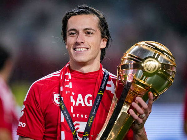 Manchester United Pertimbangkan Pulangkan Alvaro Carreras dari Benfica