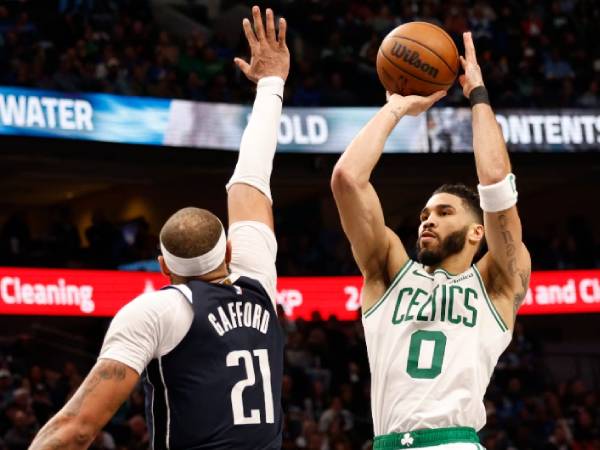 Jayson Tatum (kanan) mencetak 24 poin saat Boston Celtics meraih kemenangan 122-107 atas Dallas Mavericks pada hari Sabtu (25/1). (Foto: AP)