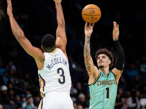 LaMelo Ball (kanan) mencetak 25 saat tuan rumah Charlotte Hornets membantai New Orleans Pelicans 123-92 pada hari Sabtu (25/1) malam. (Foto: AP)