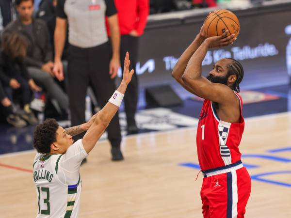 James Harden (kanan) mencetak 40 poin saat Los Angeles Clippers meraih kemenangan 127-117 atas tim tamu Milwaukee Bucks pada Sabtu (25/1) malam. (Foto: AP)