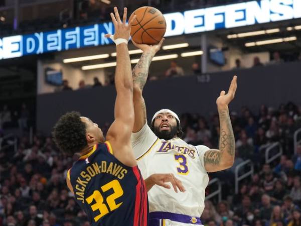 Anthony Davis (kanan) mencetak 34 poin saat Los Angeles Lakers membekuk Golden State Warriors 118-108 pada Sabtu (25/1) malam di San Francisco. (Foto: AP)