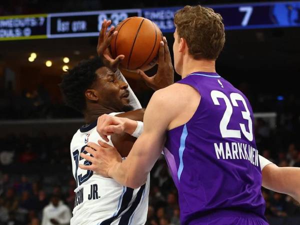Jaren Jackson Jr (kiri) mencetak 28 poin saat tuan rumah Memphis Grizzlies mengalahkan Utah Jazz 125-103 pada Sabtu (25/1) malam. (Foto: AP)