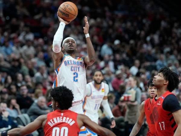 Shai Gilgeous-Alexander (tengah) mencetak 35 poin saat tim tamu Oklahoma City Thunder mengalahkan Portland 118-108 pada hari Minggu (26/1) malam. (Foto: AP)