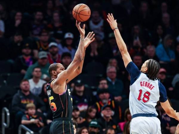 Kevin Durant (kiri) mencetak 29 poin saat Phoenix Suns meraih kemenangan 119-109 atas tim tamu Washington Wizards pada Sabtu (25/1) malam. (Foto: AP)