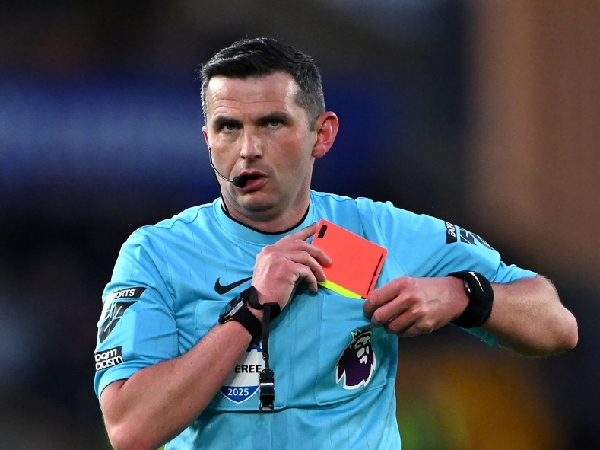 Michael Oliver membuat keputusan kontroversial di laga Wolves melawan Arsenal