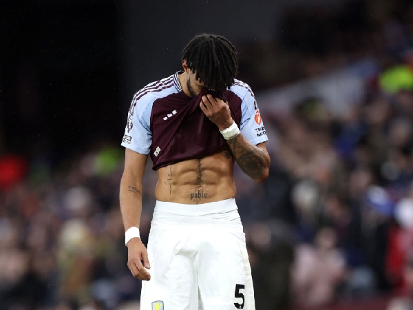 Tyrone Mings mengalami cedera di laga Aston Villa melawan West Ham, Ahad (26/1)