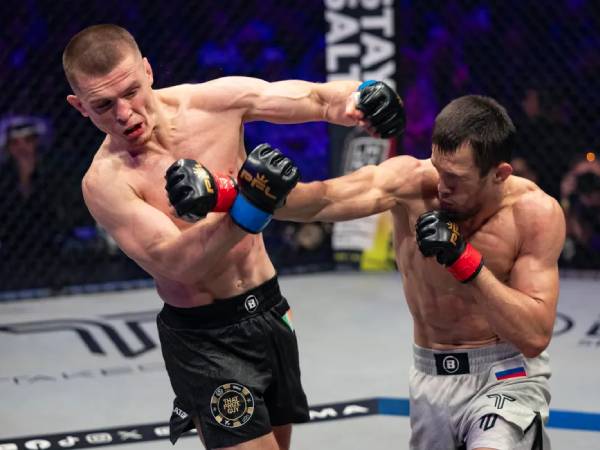 Usman Nurmagomedov (kanan) menghadapi perlawanan sengit dari Paul Hughes. (Foto: Fight TV)