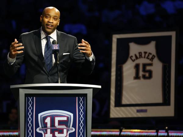 Vince Carter terlihat memberikan pidato saat jerseynya dipensiunkan oleh Nets. (Foto: AP)