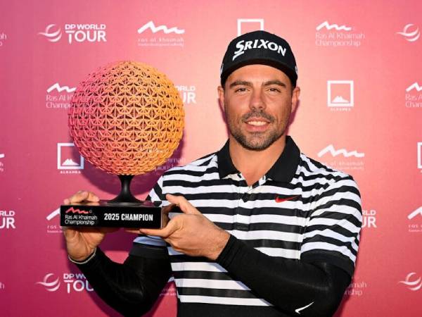 Alejandro Del Rey berpose dengan trofi Ras Al Khaimah Championship. (Foto: Golf Digest)