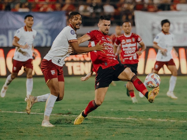 Penyerang Bali United, Boris Kopitovic di laga kontra Borneo FC