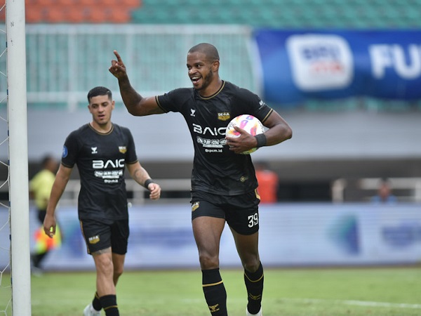 Penyerang Dewa United FC, Alex Martins merayakan gol ke gawang PSM Makassar