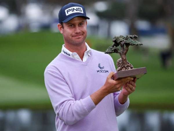 Harris English berpose dengan trofi Farmers Insurance Open. (Foto: Golf Digest)