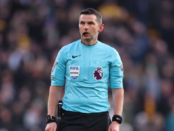 Michael Oliver membuat keputusan kontroversial di laga Wolves melawan Arsenal, Sabtu (25/1)