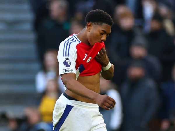 Myles Lewis-Skelly menerima kartu merah kontroversial saat Arsenal menang atas Wolves, Sabtu (25/1)