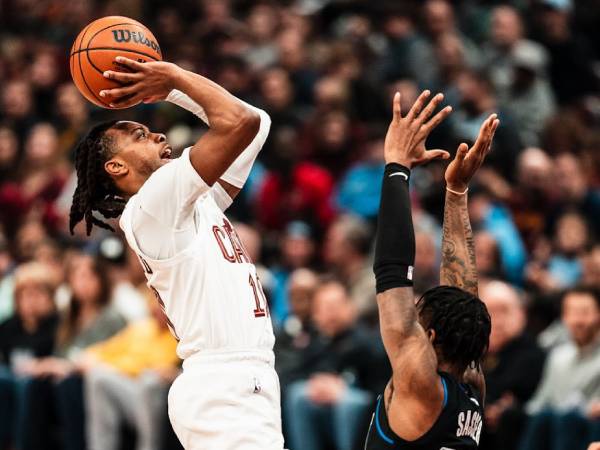 Darius Garland (kiri) mencetak 22 poin saat Cleveland Cavaliers menang 110-91 atas tim tamu Detroit Pistons pada hari Senin (27/1) malam. (Foto: AP)