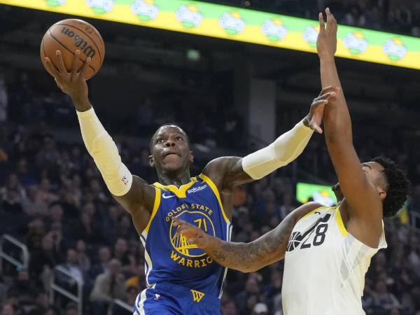 Dennis Schroder (kiri) mencetak 23 poin saat Golden State Warriors meraih kemenangan 114-103 atas Utah Jazz pada hari Selasa (28/1) malam. (Foto: AP)
