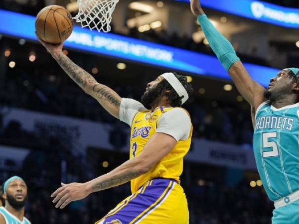 Anthony Davis (kiri) mencetak 42 poin saat tim tamu Los Angeles Lakers mengalahkan Charlotte Hornets 112-107 pada Senin (27/1) malam. (Foto: AP)