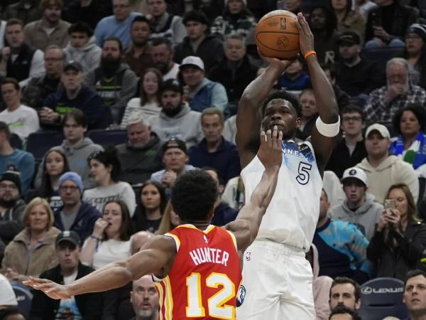 Anthony Edwards (kanan) mencetak 23 poin saat Minnesota Timberwolves meraih kemenangan 100-92 atas Atlanta Hawks pada Senin (27/1) malam. (Foto: AP)