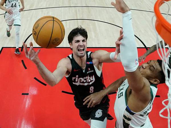 Deni Avdija (kiri) mencetak 30 poin saat Portland Trail Blazers menang 125-112 atas tim tamu Milwaukee Bucks pada Selasa (28/1) malam. (Foto: AP)