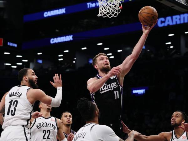 Domantas Sabonis (kanan) membukukan triple-double ketujuh musim ini saat Sacramento Kings meraih kemenangan 110-96 atas Brooklyn Nets pada Senin (27/1) malam.