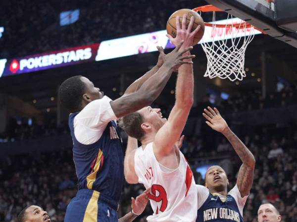 Jakob Poeltl (tengaha) mencetak 21 poin saat Toronto Raptors mengalahkan tim tamu New Orleans Pelicans 113-104 pada Senin (27/1) malam. (Foto: AP)