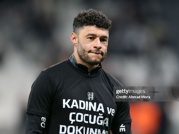 Alex Oxlade-Chamberlain diperebutkan oleh Leicester City dan Wolves