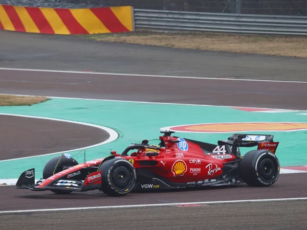 Lewis Hamilton Masih Ketinggalan dari Leclerc