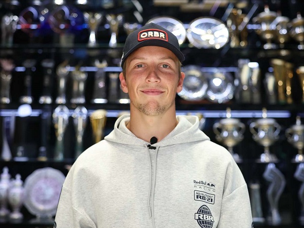 Liam Lawson akan petik pelajaran berharga dari Max Verstappen.