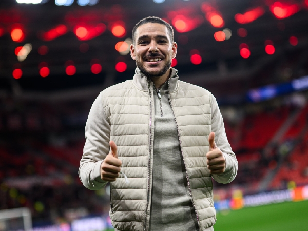 Emi Buendia menyaksikan pertandingan Bayer Leverkusen melawan Sparta Praha di Liga Champions, Kamis (30/1)