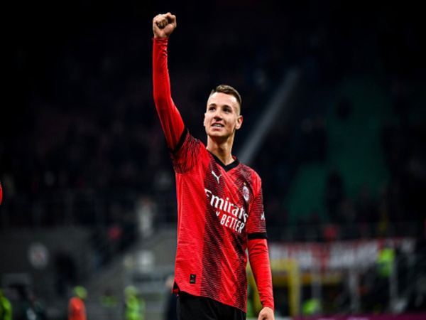 AC Milan setuju untuk meminjamkan Francesco Camarda ke Monza di sisa musim 2024/25 / via Getty Images