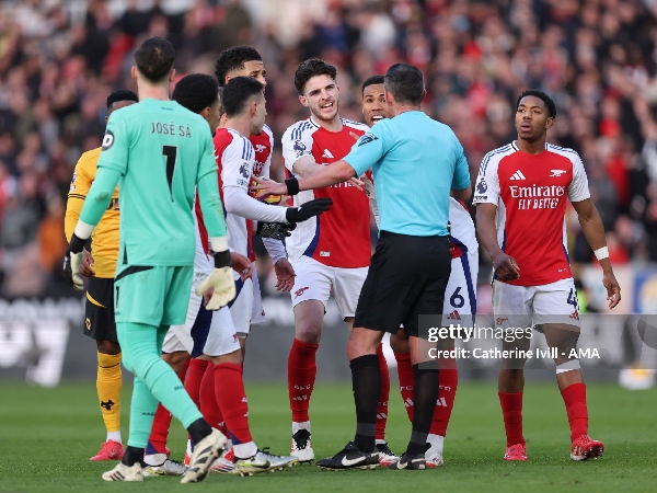 Para pemain Arsenal memprotes keputusan wasit Michael Oliver yang memberikan kartu merah kepada Myles Lewis-Skelly