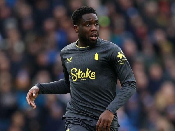 Orel Mangala memperburuk masalah cedera Everton