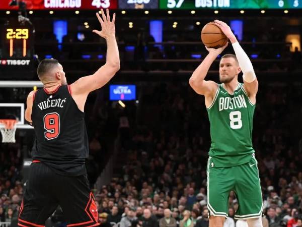 Kristaps Porzingis (kanan) mencetak 34 poin saat Boston Celtics meraih kemenangan 122-100 atas tim tamu Chicago Bulls pada Rabu (29/1) malam. (Foto: AP)