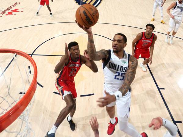 P.J. Washington (tengah) mencetak 25 poin saat tim tamu Dallas Mavericks mengalahkan New Orleans Pelicans 137-136 pada hari Rabu (29/1) malam. (Foto: AP)
