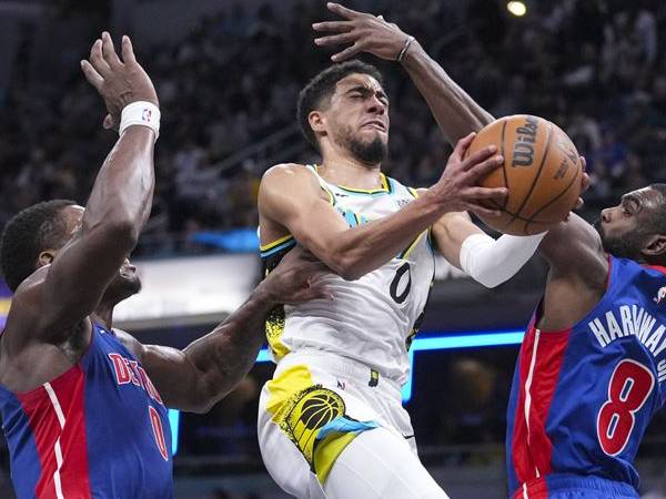 Tyrese Haliburton (tengah) mencetak 30 poin saat tuan rumah Indiana Pacers mengalahkan Detroit Pistons 133-119 pada Rabu (29/1) malam. (Foto: AP)