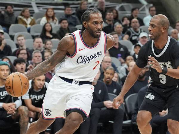 Kawhi Leonard (kiri) mencetak 27 saat Los Angeles Clippers menang 128-116 atas tuan rumah San Antonio Spurs pada Rabu (29/1) malam. (Foto: AP)