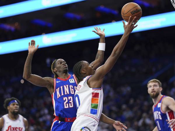Tyrese Maxey (tengah) mencetak 30 poin saat Philadelphia 76ers meraih kemenangan 117-104 atas Sacramento Kings pada hari Rabu (29/1) malam. (Foto: AP)