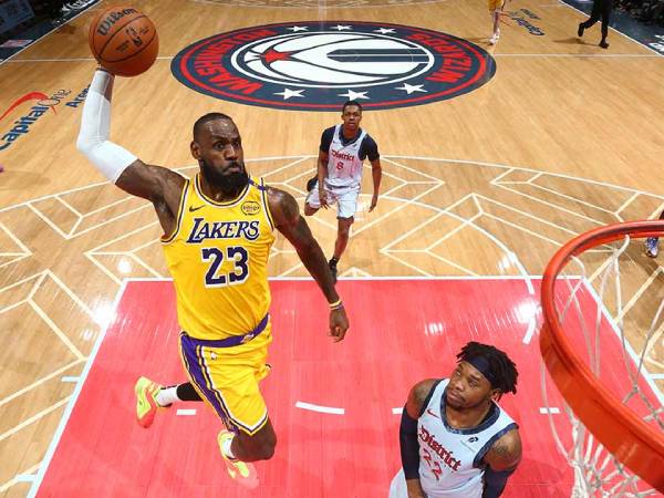LeBron James (kiri) mencetak 24 poin saat tim tamu Los Angeles Lakers mengalahkan Washington Wizards 134-96 pada hari Kamis (30/1) malam. (Foto: AP)