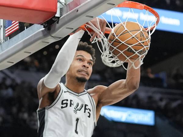 Victor Wembanyama nyaris mendapatkan salah satu tempat di tim starter Wilayah Barat untuk All-Star 2025, berada di belakang LeBron James dan Kevin Durant. (Foto: AP)