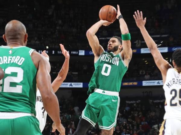 Jayson Tatum (kanan) melesakkan tembakan penentu kemenangan dengan 0,2 detik tersisa saat tim tamu Boston Celtics mengalahkan New Orleans Pelicans 118-116 pada Jumat (31/1) malam. (Foto: AP)
