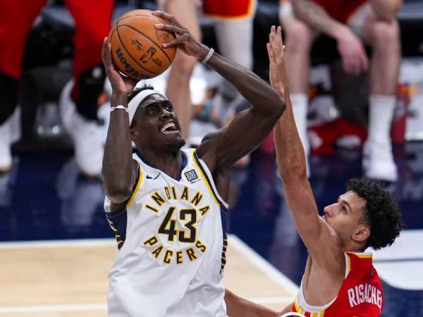Pascal Siakam (kiri) mencetak 20 poin saat Indiana Pacers meraih kemenangan 132-127 atas tim tamu Atlanta Hawks pada hari Sabtu (1/2) malam. (Foto: AP)