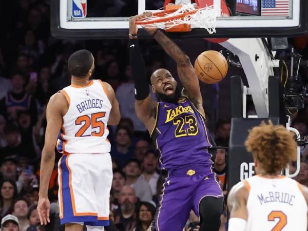 Dimotori LeBron James, Los Angeles Lakers mengalahkan tuan rumah New York Knicks 128-112 pada Sabtu (1/2) malam di Madison Square Garden.